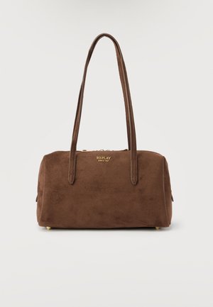 Καφέ τσάντα χειρός από σουέντ σε ορθογώνιο σχήμα με μακριά λουριά ώμου και χρυσό λογότυπο «Replay Since 1981» στο μπροστινό μέρος.