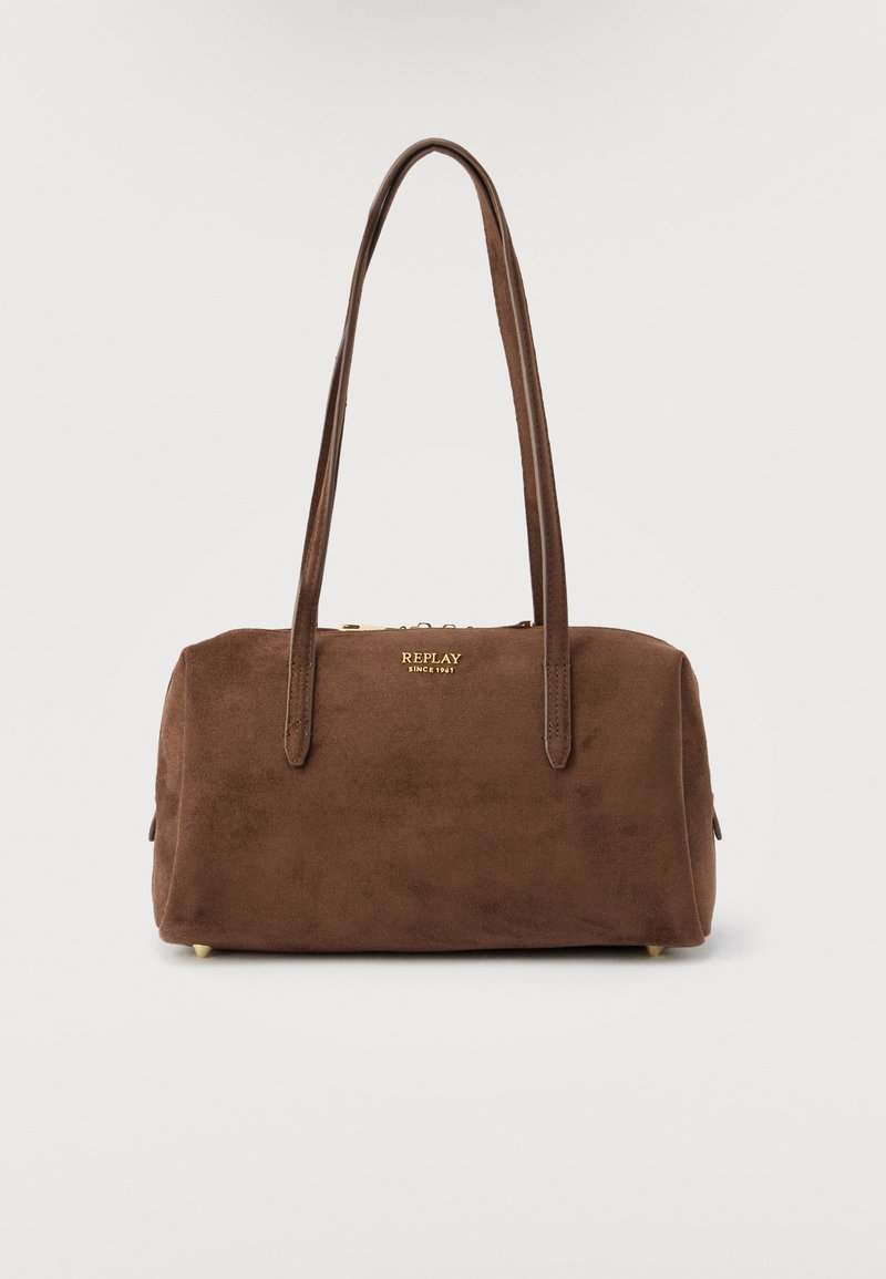 Καφέ τσάντα χειρός από σουέντ σε ορθογώνιο σχήμα με μακριά λουριά ώμου και χρυσό λογότυπο «Replay Since 1981» στο μπροστινό μέρος.