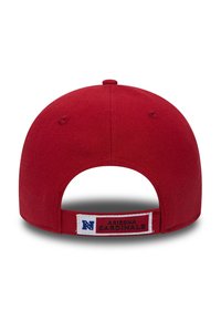 Sarkans beisbola cepures ar izliekto malu. Cepurei ir regulējama siksna aizmugurē un balta etiķete ar uzrakstu "ARIZONA CARDINALS" un logotipu.