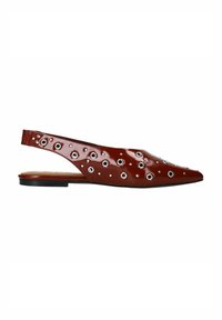 Rode lakleren slingback schoen met een puntige neus, voorzien van zilveren ogen als accent en een zwarte platte zool. Gladde textuur.