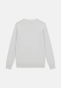 Ljust grå stickad tröja med rund halsringning, långa ärmar och ribbade muddar och nederkant. Slät textur, minimalistisk design, inga mönster.