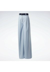 Pantalon large taille haute bleu clair avec plis avant et ceinture noire à boucle argentée, présenté sur un fond blanc uni.