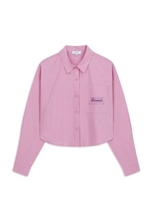 Roze cropped button-up shirt met een puntige kraag, lange mouwen en een borstzak met de tekst "DIGHT LIGHTS" in paars.