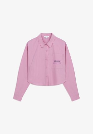 Camicia rosa cropped con bottoni, colletto a punta, maniche lunghe e taschino sul petto che presenta il testo "DIGHT LIGHTS" in viola.