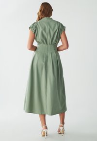 WILLA OTIS - Blusenkleid - sage green