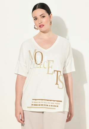 Weißes V-Ausschnitt-T-Shirt mit kurzen Ärmeln, versehen mit goldenen und metallischen Grafiken, die "MOMENTEN" und "NICHTS" in verschiedenen Stilen zeigen.