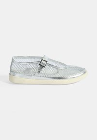 Metallisch silberner Mesh-Schuh mit flacher Sohle, der ein Riemen- und Schnallen-Detail an der Vorderseite erhält. Runde Zehenform und atmungsaktives Design.