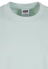 T-shirt Urban Classics XL vert clair avec encolure ronde et étiquette intérieure indiquant fabriqué au Bangladesh.