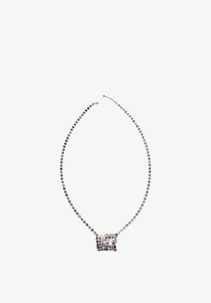 Collana di perline d'argento con un ciondolo quadrato e lucido composto da dischi riflettenti raggruppati, posata su uno sfondo bianco.