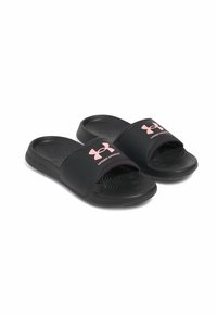 Sorte badesandaler med en tekstureret sål og en bred rem med et pink Under Armour-logo foran. Blødt materiale.