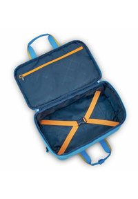Borsa da viaggio blu con fasce gialle. Include un interno imbottito, una tasca esterna con zip gialla e cinghie incrociate per fissare gli oggetti.