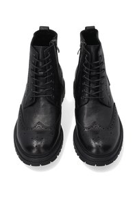 Černé kožené kotníkové boty s brogue vzorem, vybavené šněrováním a bočním zipem, texturovaným svrškem a pevným gumovým podrážkou.