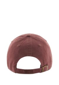 Bordeauxroter Baumwollhut mit gebogenem Schirm, verstellbarem Riemen und Metallbeschlägen. Verfügt über einen strukturierten Stoff und Nähdetails auf der Rückseite.