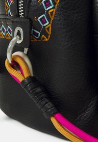 Schwarze Ledertasche mit buntem geometrischem Stickmuster in Blau, Pink und Orange. Enthält einen mehrfarbigen Tragegurt mit strukturierten Akzenten.