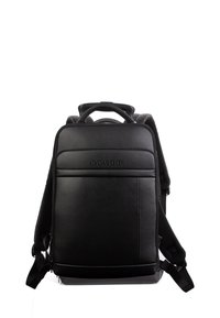 Musta nahkareppu, jossa on teksturoitu pinta, pehmustetut olkahmaraajat, yläkahva ja kohokuvioitu logo-edustus edessä.