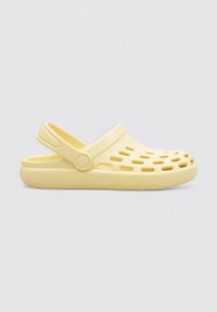 Sabot jaune en plastique léger, avec des trous de ventilation, une bride arrière et une semelle texturée pour une meilleure adhérence.