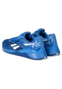 Zili sporta apavi ar teksturētu sietiņa augšdaļu, baltām akcentiem un rakstainu papēdi. Iezīmējas ar vieglu, mīkstu zoli, kas nodrošina atbalstu.