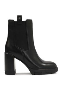 Botine negre din piele cu panouri laterale elastice, toc înalt și pătrat și vârf rotunjit. Dispune de o etichetă la spate pentru a fi ușor de purtat.