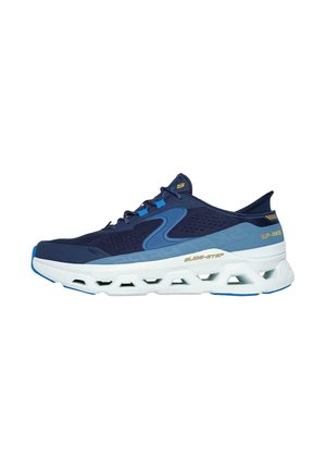 Scarpa sportiva navy con tomaia in mesh, dettagli blu e una suola intermedia scolpita bianca caratterizzata da motivi traforati per traspirabilità e ammortizzazione.