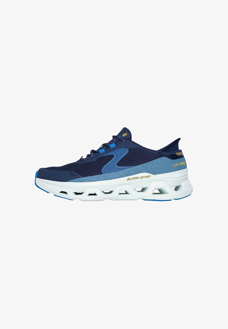 Zapatilla deportiva navy con parte superior de malla, acentos azules y una entresuela blanca esculpida que presenta patrones recortados para transpirabilidad y amortiguación.