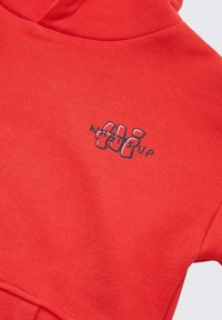 Rode katoenen hoodie met een grafische print van de tekst "WHAT'S UP" in het blauw. Het ontwerp bevat een voorzak en een capuchon met trekkoord.