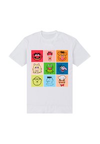 Hvid T-shirt med farverige tegneserieansigter i en 3x3 gitter, med forskellige baggrunde som rød, lyserød, orange, grøn og blå.