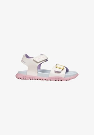 Sandalia blanca para niño con suela rosa, correa ajustable con hebilla sobre los dedos y correa de velcro alrededor del tobillo.