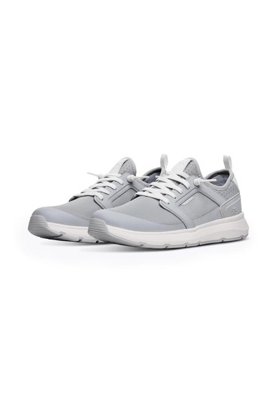 Scarpe atletiche grigio chiaro realizzate in mesh con lacci bianchi, un design testurizzato e una suola in gomma morbida; presenta un logo sul lato.
