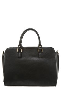 Svart strukturerad läderhandväska med två överhandtag och guldfärgad metall på vit bakgrund.