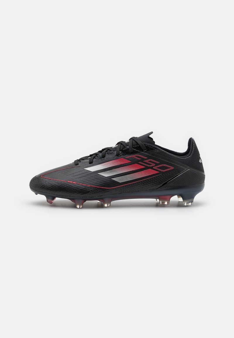 Crampon de football noir avec un design texturé, des accents rouges et argentés, et des crampons moulés ; dotée d'un système de laçage central et d'un talon renforcé.