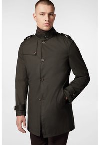 Ciemnozielony płaszcz o średniej długości z wysokim kołnierzem i epoletami na ramionach, z przednimi guzikami i bocznymi kieszeniami, wykonany z gładkiego materiału.