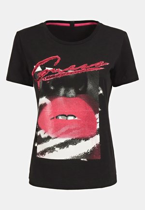 Sort kortærmet skjorte med et motiv af røde læber og hvide tænder over en sort-hvid abstrakt baggrund samt rød kursiv tekst ovenpå.