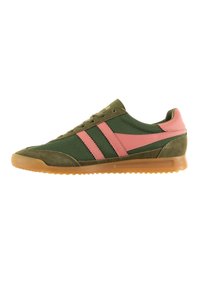 Zapatilla deportiva verde y rosa con parte superior de ante y malla, que presenta dos rayas rosas, puntera redondeada y suela de goma.