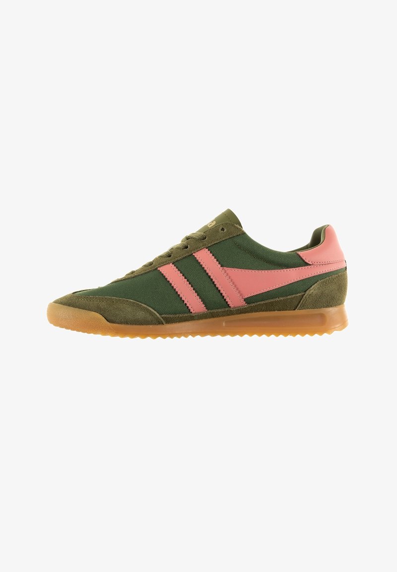 Baskets de sport vertes et roses avec une tige en suède et en mesh, dotées de deux rayures roses, d'une pointe arrondie et d'une semelle en caoutchouc de type gum.