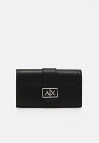 Zwarte leren portemonnee met een afgeronde flap, zilveren hardware met het "AX" logo en een gestructureerde rechthoekige vorm. Glad van textuur.