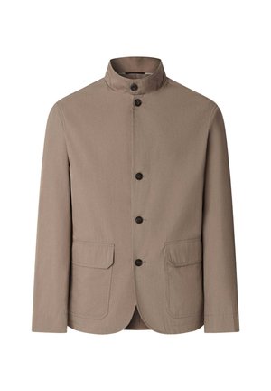 Veste légère beige avec col montant, cinq boutons et deux poches avant ; présente une texture lisse et une coupe ajustée.