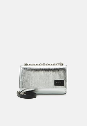 Calvin Klein Jeans SCULPTED FLAP - Handtasche - metallic