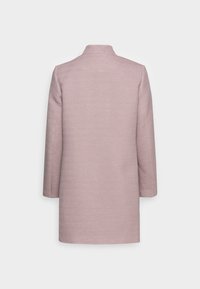 Abrigo rosa claro con un patrón de espiga texturizado, que cuenta con un cuello alto y mangas tres cuartos, corte recto, sin cierres visibles.