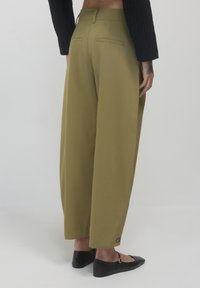 Unselected, verde kaki