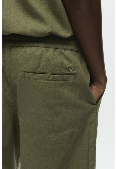 Pantaloni din in verde măsliniu, cu talie elastică, buzunare laterale și un buzunar posterior cu o broderie "W".