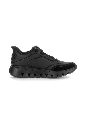 Baskets de sport noires avec semelle épaisse et rembourrée, fermeture à lacets et dessus en cuir texturé et synthétique, vue du côté extérieur.