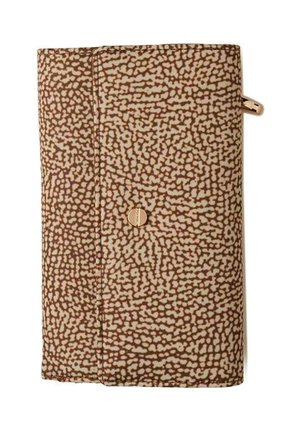Portafoglio marrone e beige a motivo maculato con chiusura a bottone dorato e piccola linguetta dorata per la cerniera sul lato.