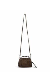 Sac bandoulière en suède marron avec une forme arrondie, surface texturée, doubles poignées et une bandoulière ajustable. Fermeture zippée.