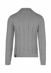 Maglione grigio a maglia con una texture a coste, caratterizzato da dettagli a pannello verticali lungo la schiena e un design di colletto classico.