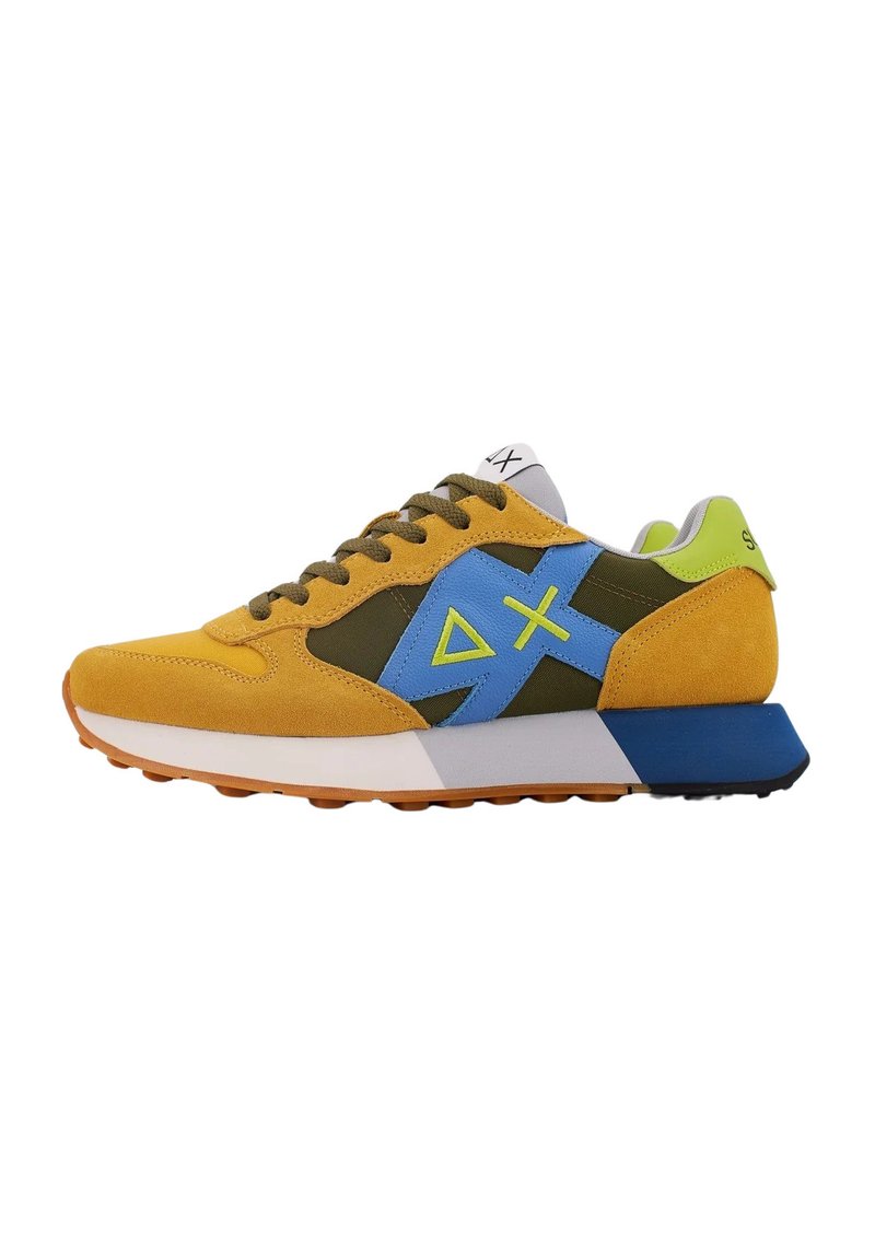 Zapatillas de ante con parte superior amarilla, acentos azules, pestaña del talón verde y media suela blanca. Diseño texturizado con cierre de cordones.