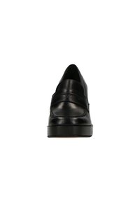 Schwarzer Lederschuh mit glatter Oberfläche, abgerundeter Spitze und breitem Vorderriemen. Verfügt über einen niedrigen, gestapelten Absatz und minimale Nahtdetails.