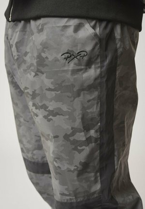 Project X Paris DE JOGGING RÉFLÉCHIS MOTIF CAMOUFLAGE - Pantalones deportivos - noir