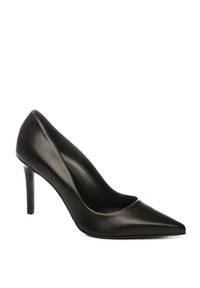 Scarpa con tacco alto in pelle nera, con punta appuntita e silhouette elegante. Il tacco è slanciato e alto circa 10 cm.