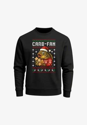 Schwarzer Pullover mit einem weihnachtlichen Motiv: Ein Fisch mit Weihnachtsmannmütze, der Lebkuchen hält, umgeben von festlichen Mustern in Rot und Grün.