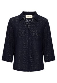 Blusa in pizzo blu navy con colletto, maniche 3/4, chiusura frontale a bottoni e un intricato motivo a diamante su tutta la superficie.